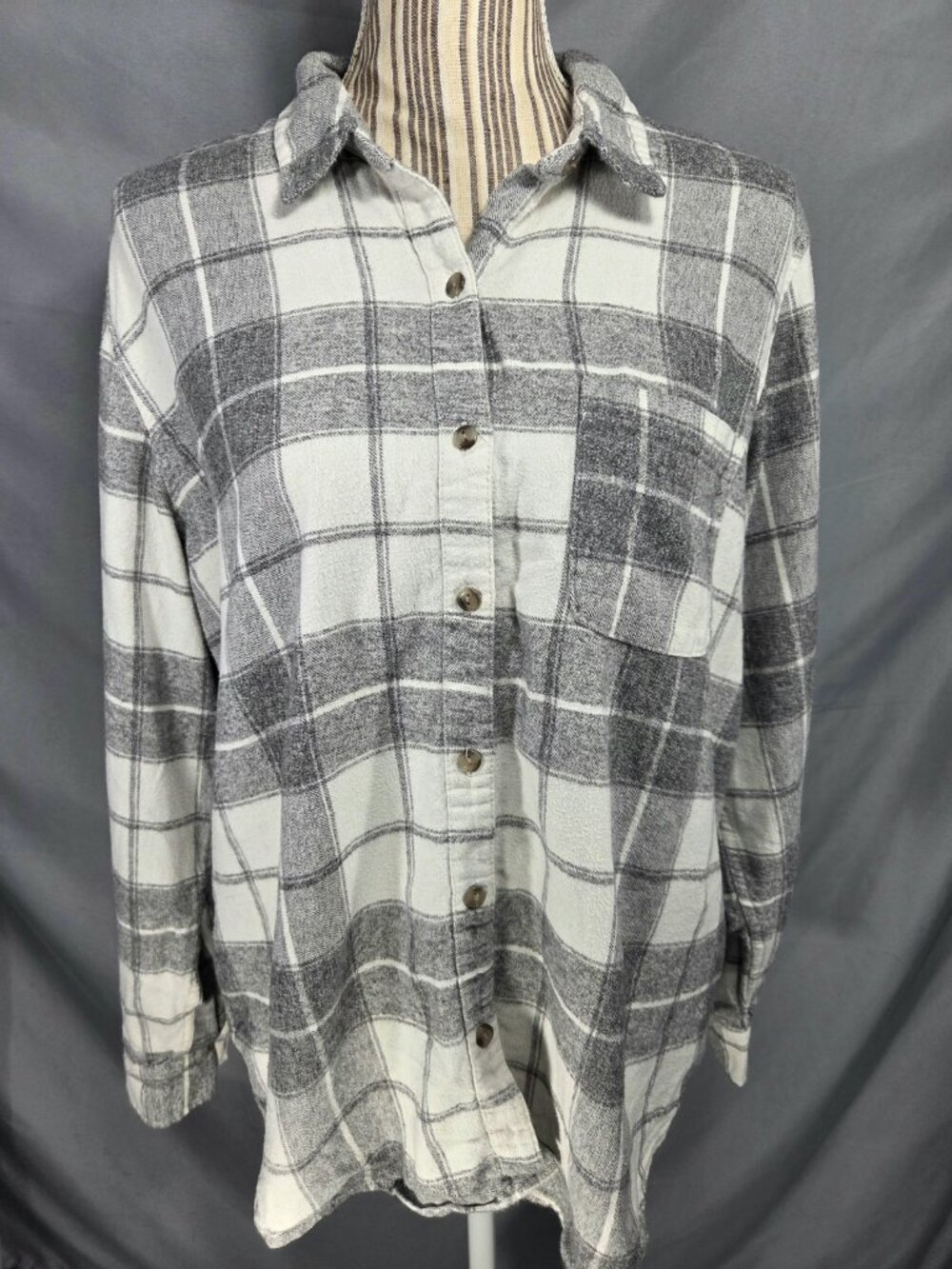 Universal Thread Relaxed Fit Grey & White Plaid Cotton Flannel Shirt Size Large